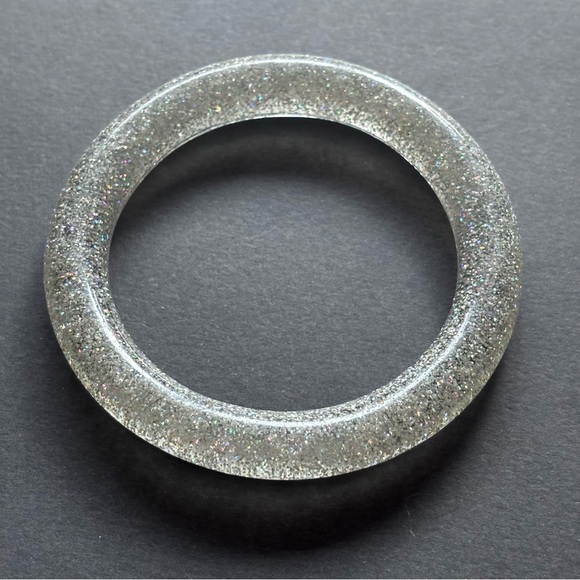 🌈 Silver Glitter Acrylic Bangle Bracelet - Picture 5 of 7